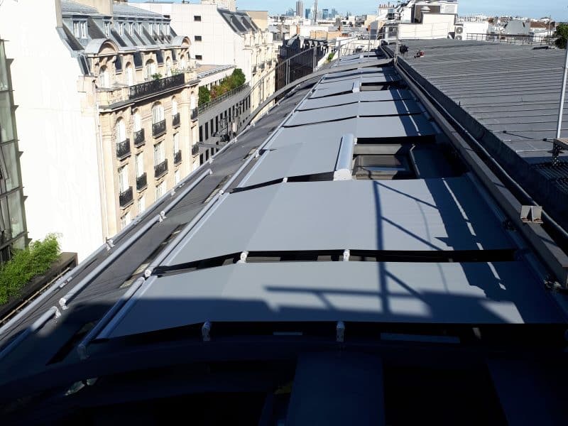 les stores de toiture du siege de FREE à Paris