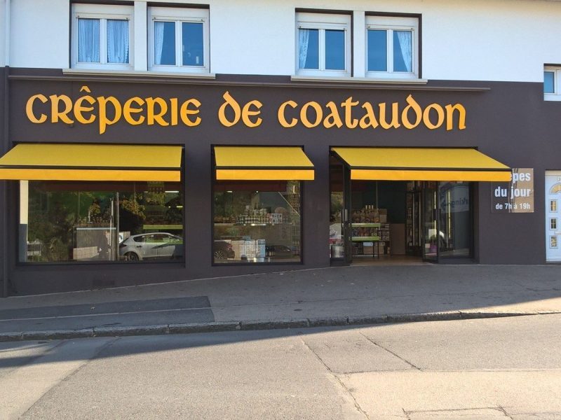 Stores bannes de crêperie à Brest réentoilé
