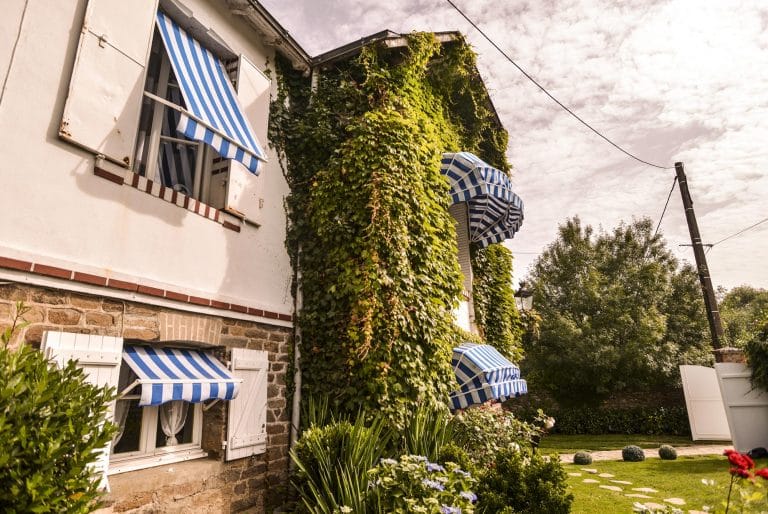 stores corbeilles élégant sur facade de maison
