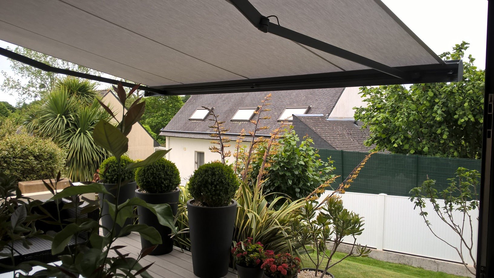 Stores bannes sur mesure : confort et protection solaire