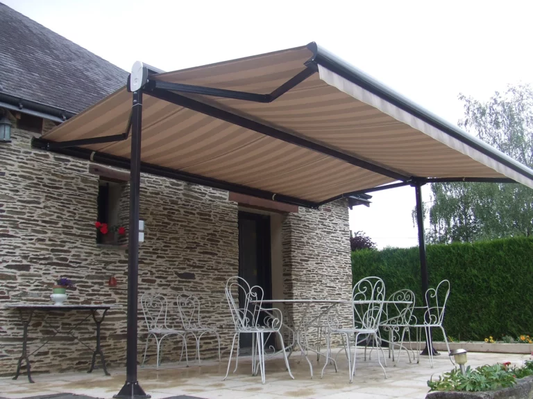 des stores double pentes sur vielle maison en pierre