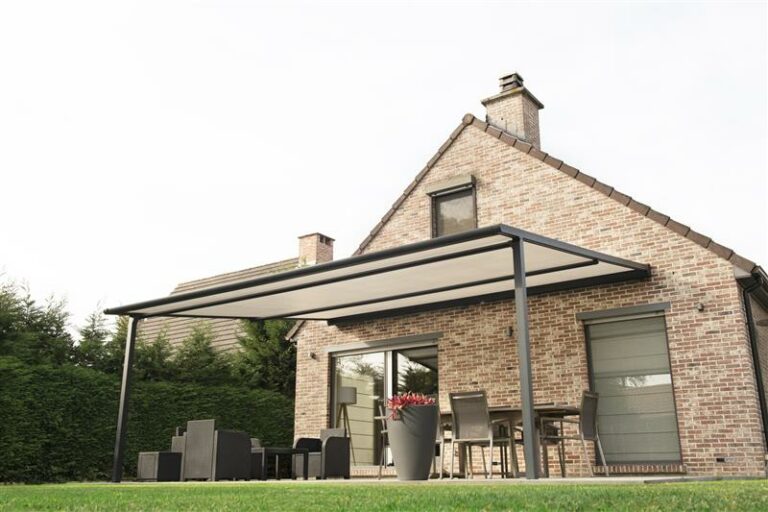Pergola toile moderne adossée à une maison en briques avec salon de jardin et coin repas ombragé