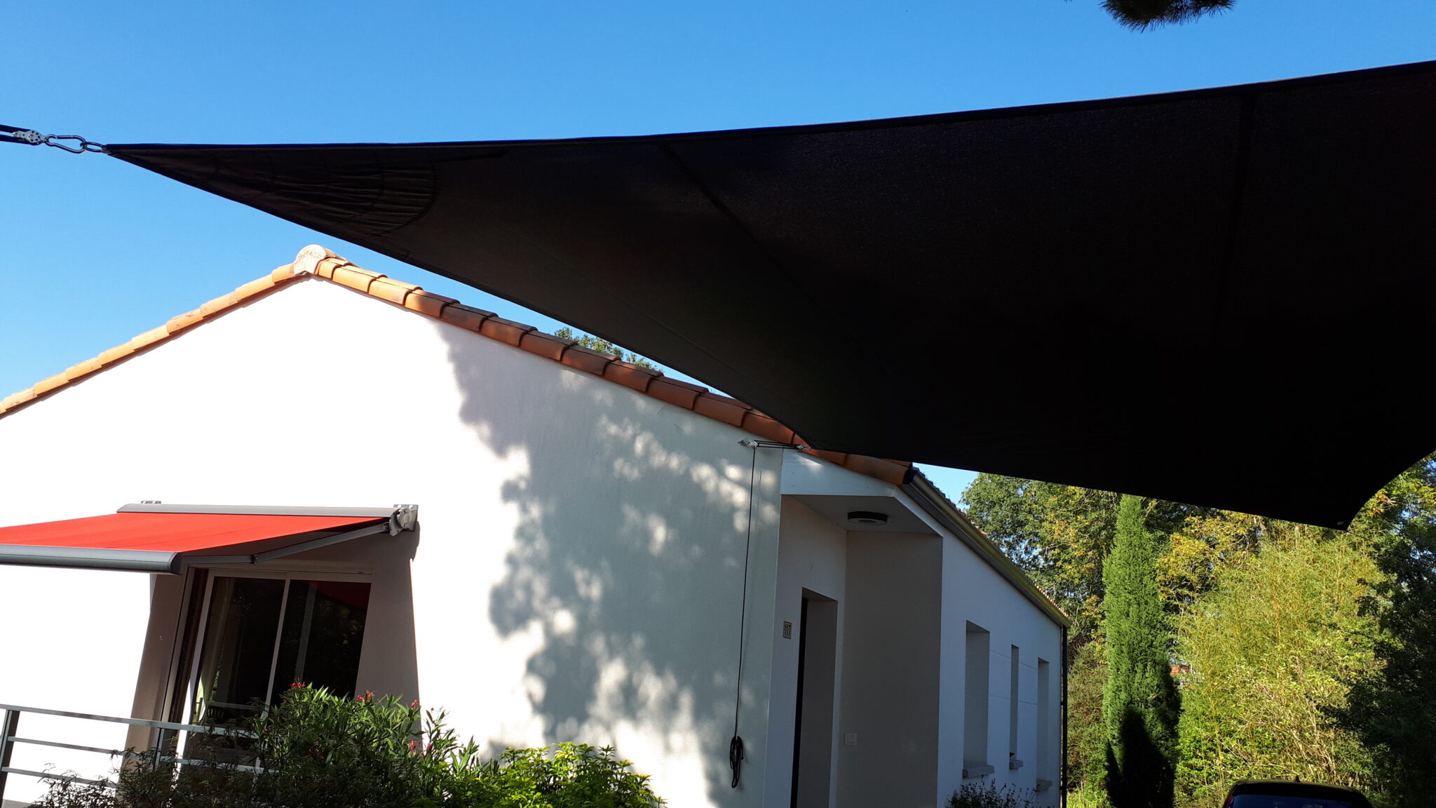 Les voiles d’ombrage : élégance et protection pour vos extérieurs