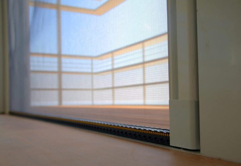 moustiquaires protégeant des insectes d'un balcon ou d'une terrasse