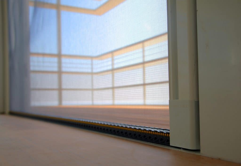 Pourquoi choisir des moustiquaires sur mesure pour protéger efficacement votre habitat ?