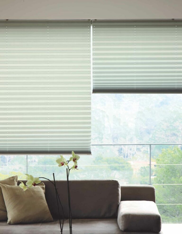 stores plissés dans un salon meublé