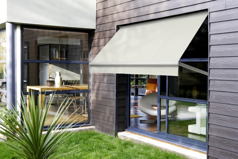 store à projection sur mesure élégant adaptés à une porte fenetre
