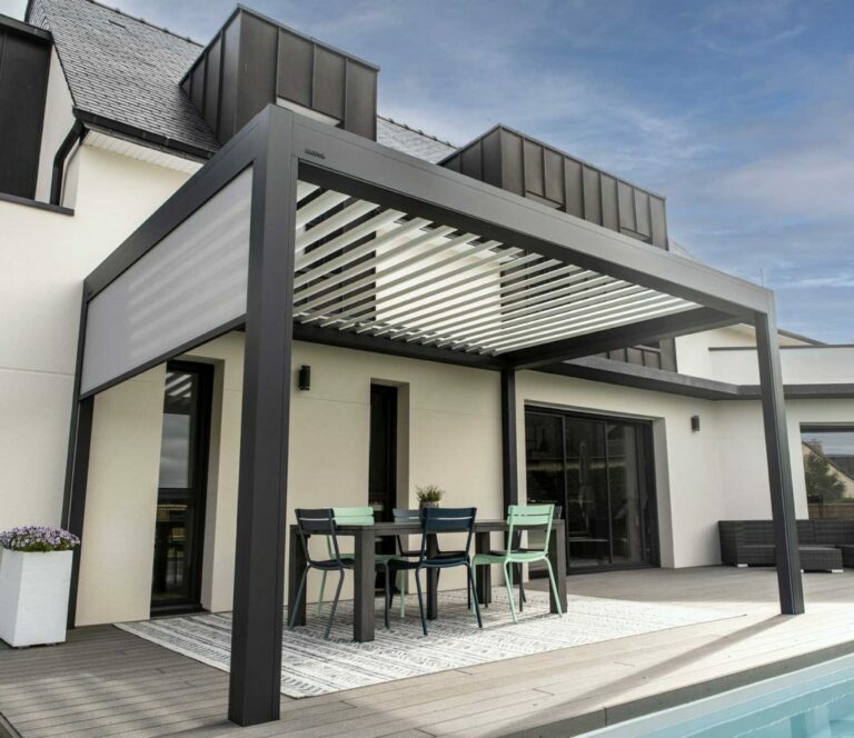 Pergola à lames bioclimatique en aluminium sur mesure CybStores