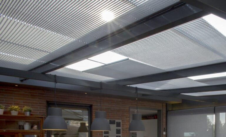 Un store vélum installé afin de reguler la luminosité de la pièce ainsi que la température