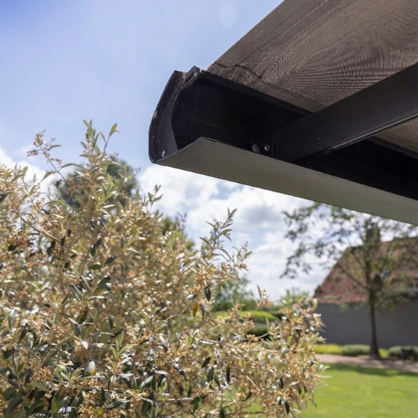 Focus sur les détails de la toile gris anthracite store banne